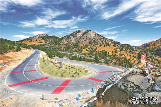 省道217线理亚路上的回头弯道。